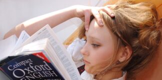 Jakie są cechy języka mówionego?